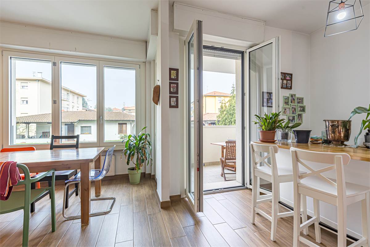 COMO REBBIO ampio quadrilocale con box