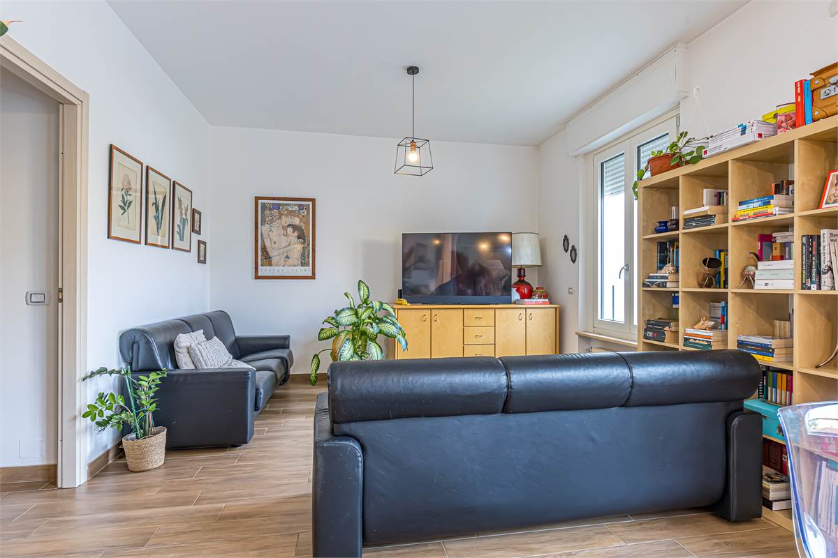 COMO REBBIO ampio quadrilocale con box