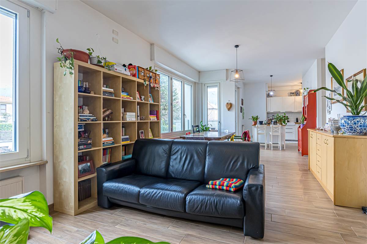 COMO REBBIO ampio quadrilocale con box