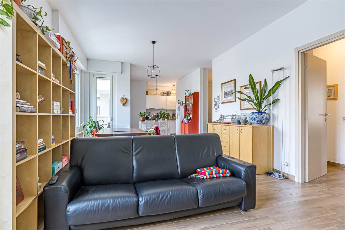 COMO REBBIO ampio quadrilocale con box