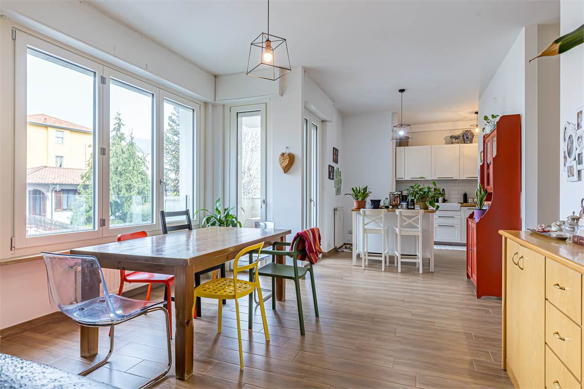 COMO REBBIO ampio quadrilocale con box