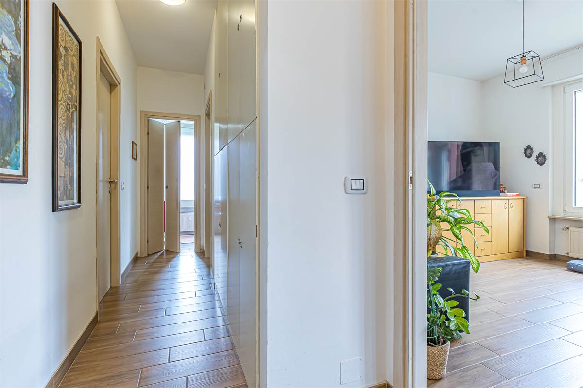 COMO REBBIO ampio quadrilocale con box