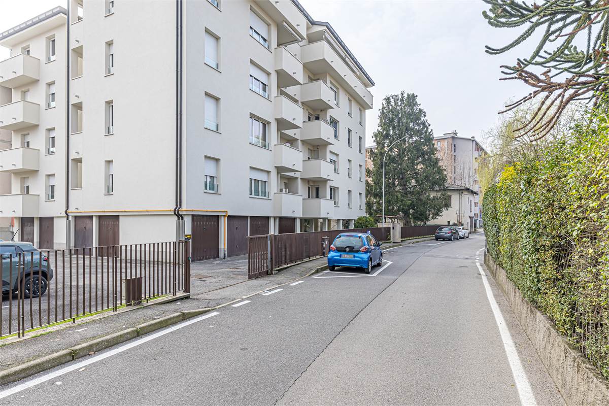 COMO REBBIO ampio quadrilocale con box