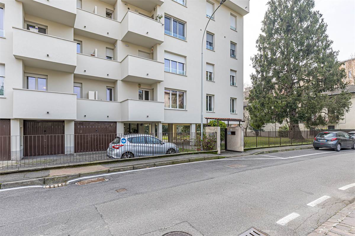 COMO REBBIO ampio quadrilocale con box