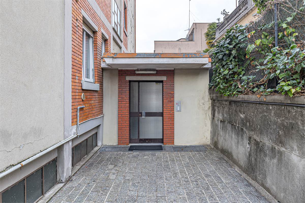 COMO MONTEOLIMPINO trilocale con due posti auto