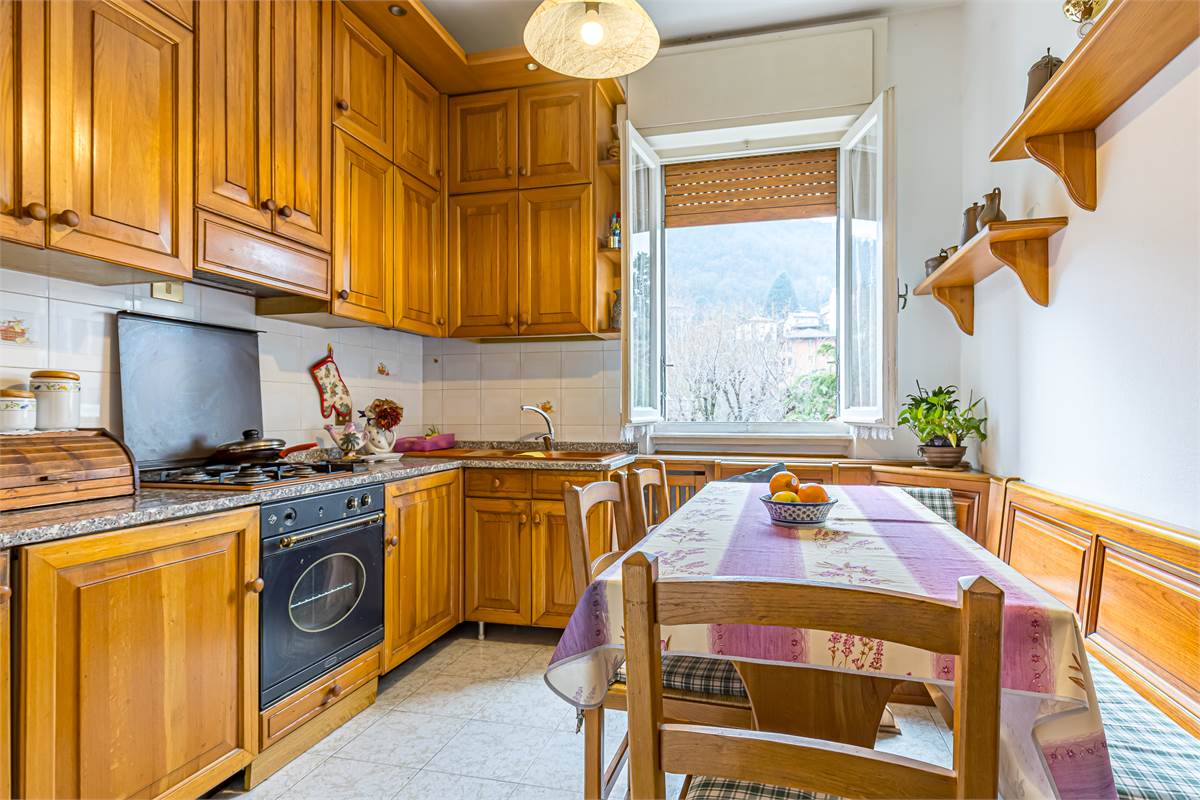 COMO TAVERNOLA trilocale con box in vendita