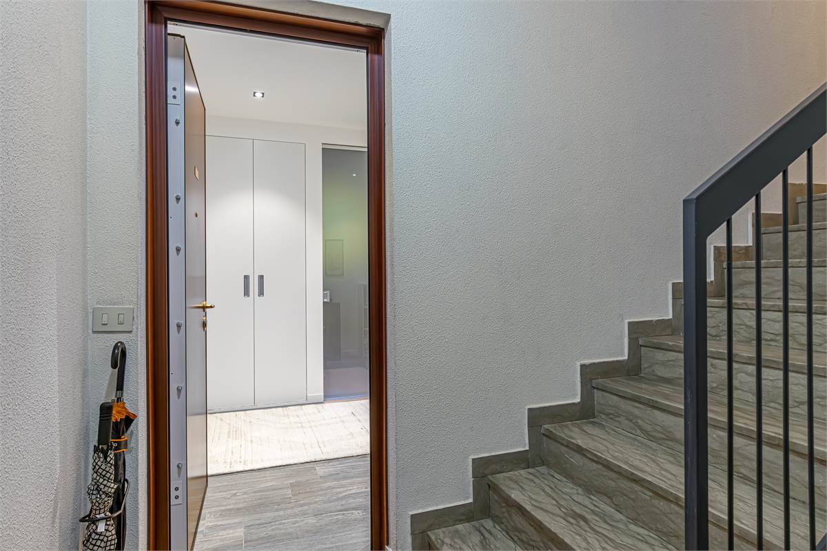 COMO TAVERNOLA trilocale ristrutturato con box