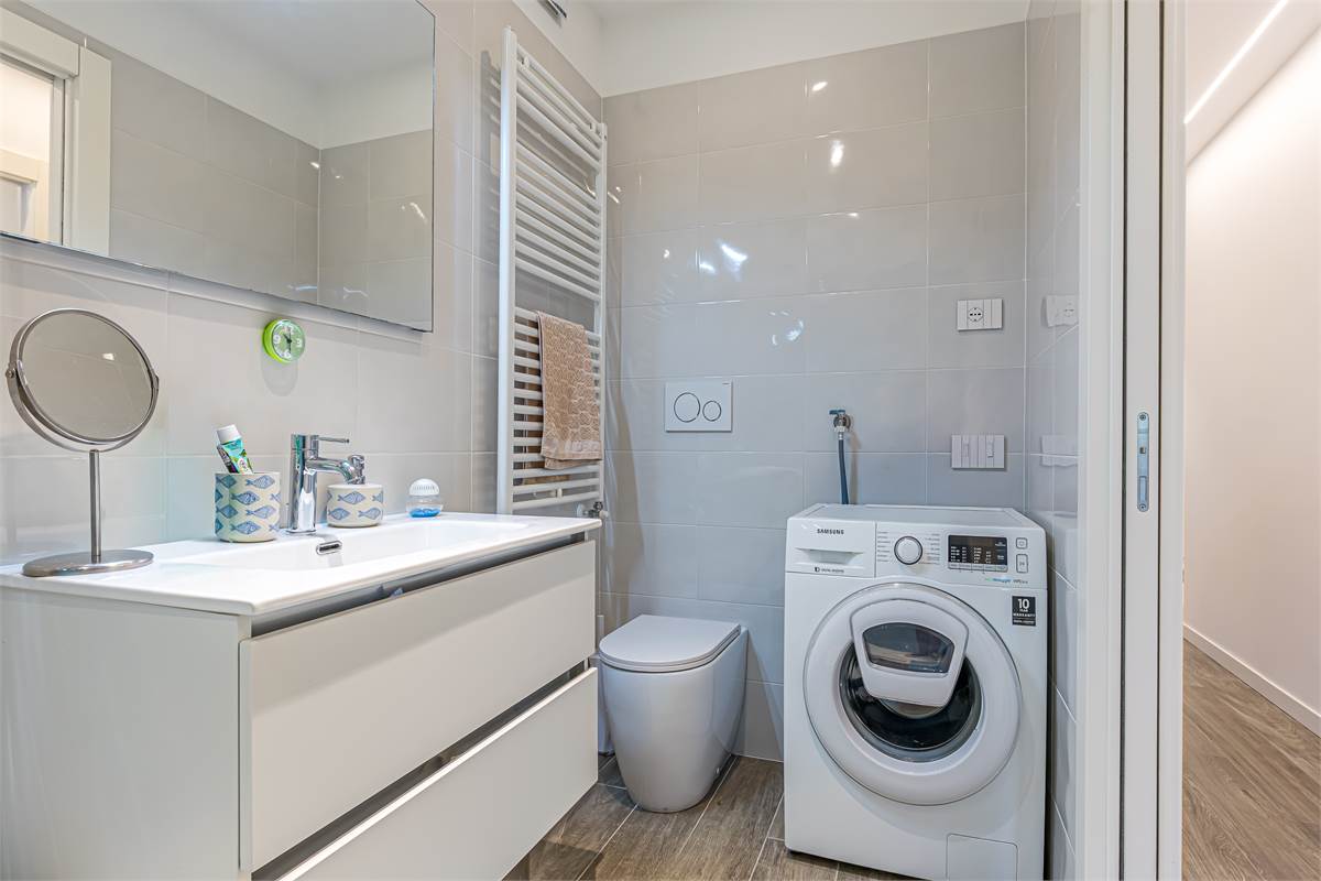 COMO TAVERNOLA trilocale ristrutturato con box