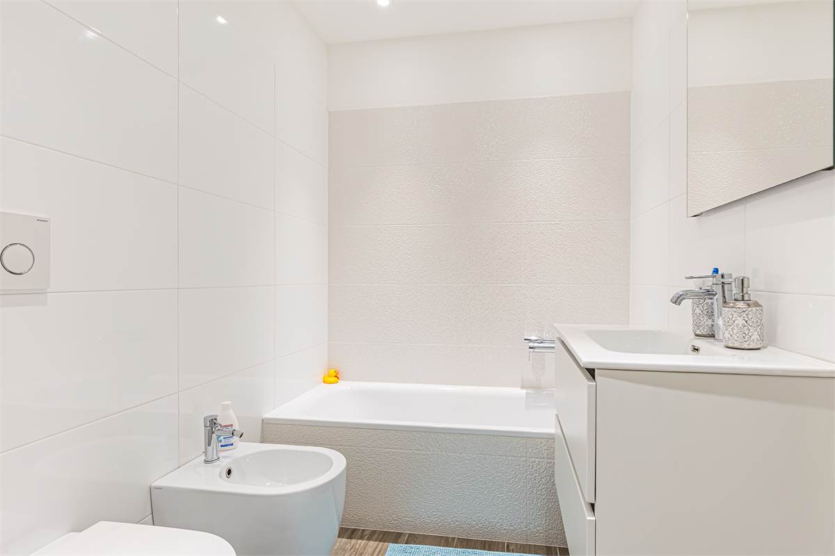 COMO TAVERNOLA trilocale ristrutturato con box