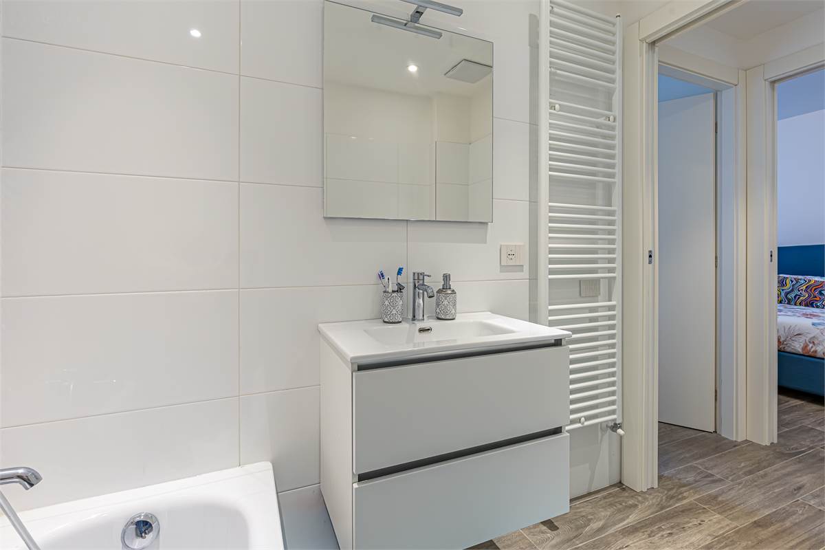 COMO TAVERNOLA trilocale ristrutturato con box