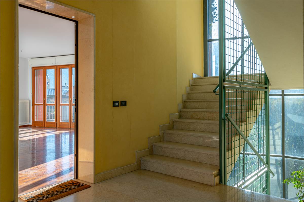 COMO BORGOVICO quattrolocali in affitto