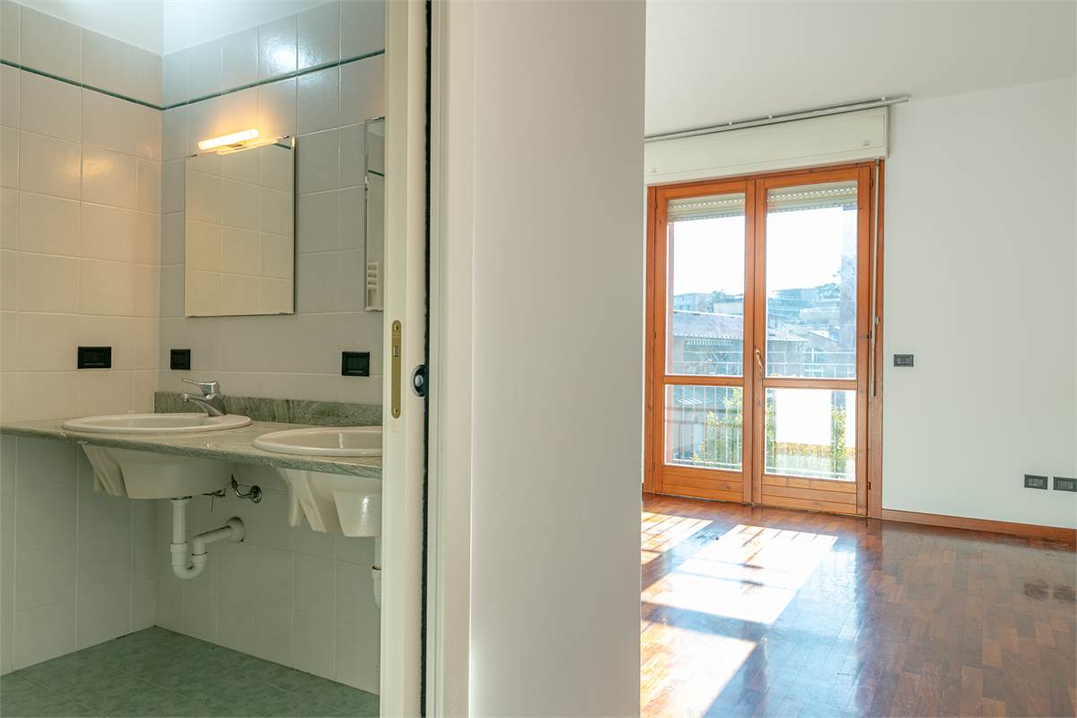 COMO BORGOVICO quattrolocali in affitto