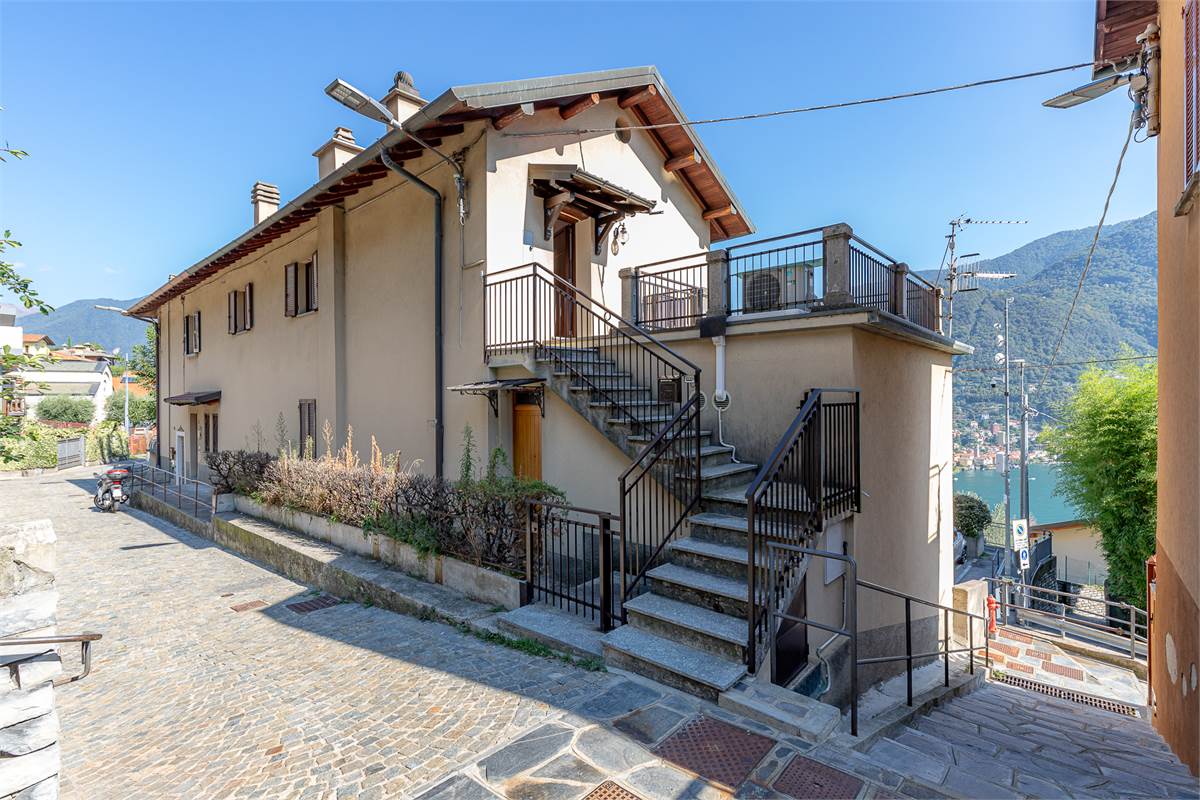 MOLTRASIO bilocale vista lago con terrazzo e box