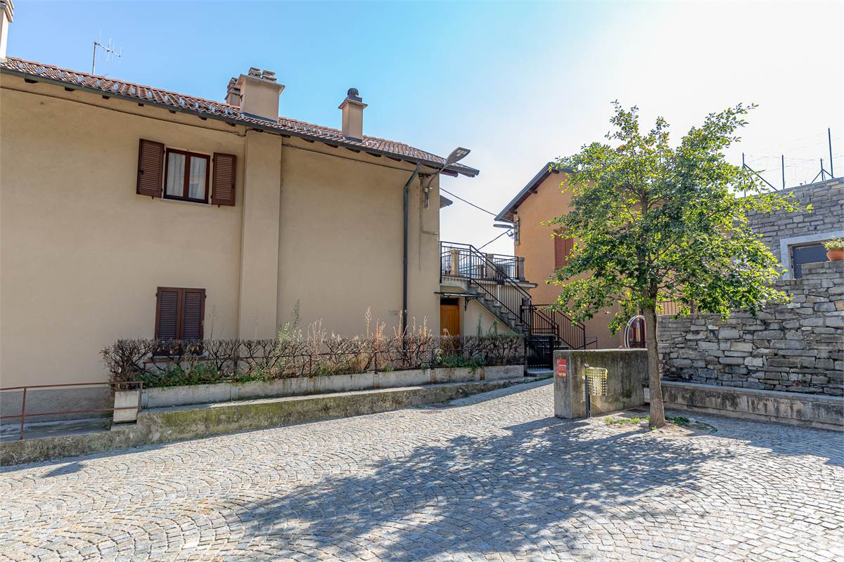 MOLTRASIO bilocale vista lago con terrazzo e box