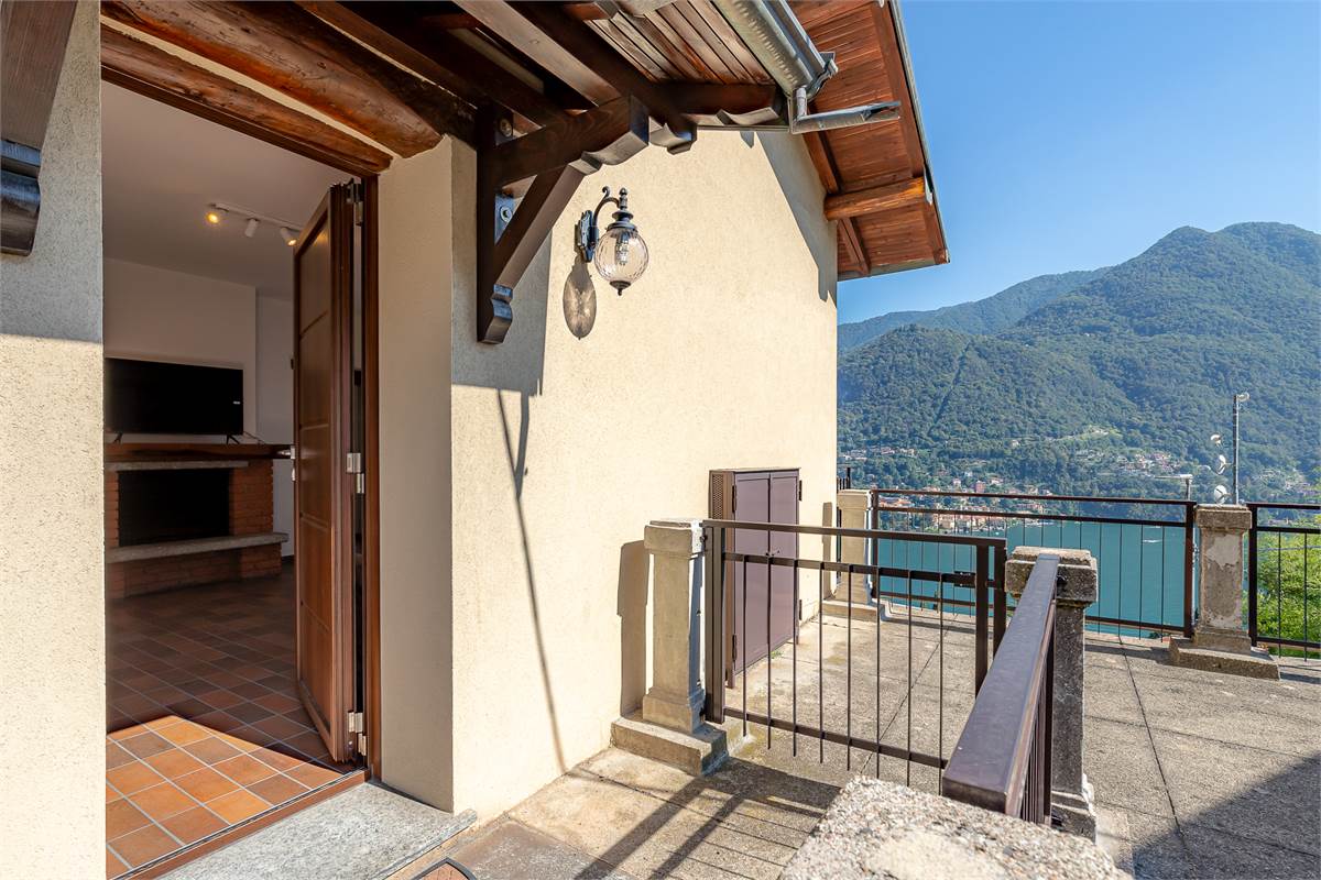 MOLTRASIO bilocale vista lago con terrazzo e box