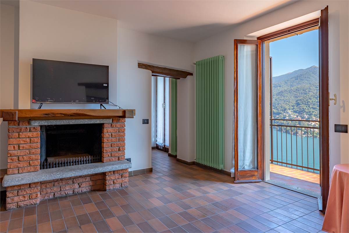 MOLTRASIO bilocale vista lago con terrazzo e box