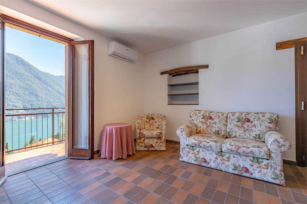 MOLTRASIO bilocale vista lago con terrazzo e box