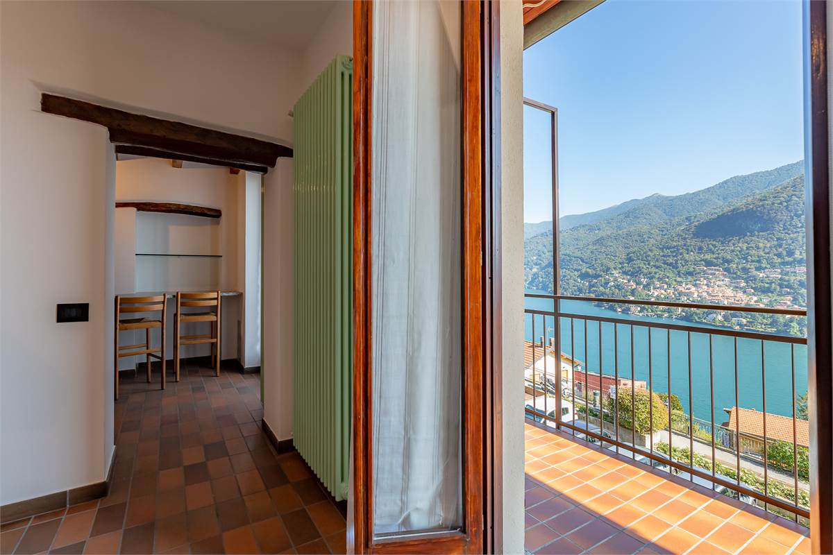 MOLTRASIO bilocale vista lago con terrazzo e box