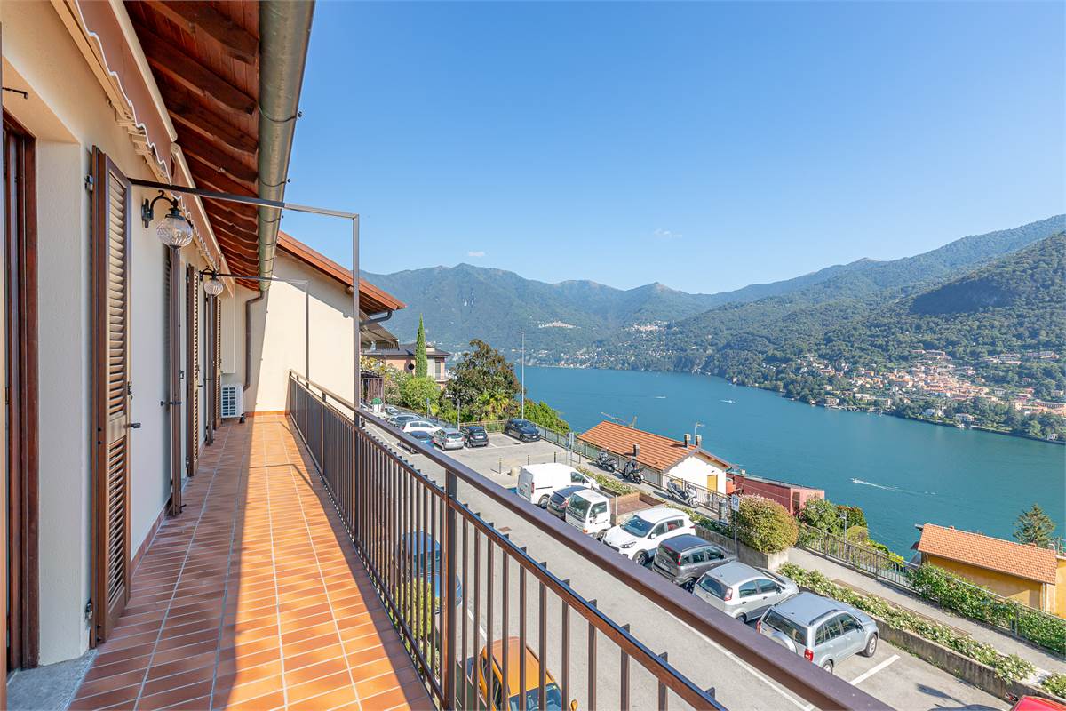 MOLTRASIO bilocale vista lago con terrazzo e box