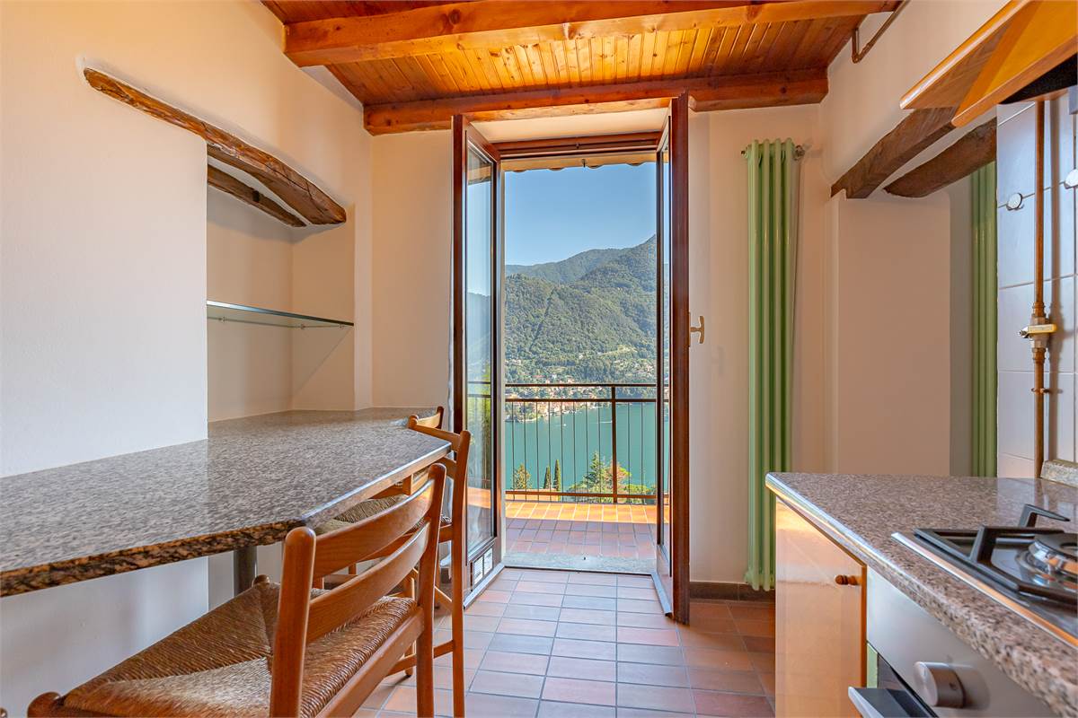 MOLTRASIO bilocale vista lago con terrazzo e box