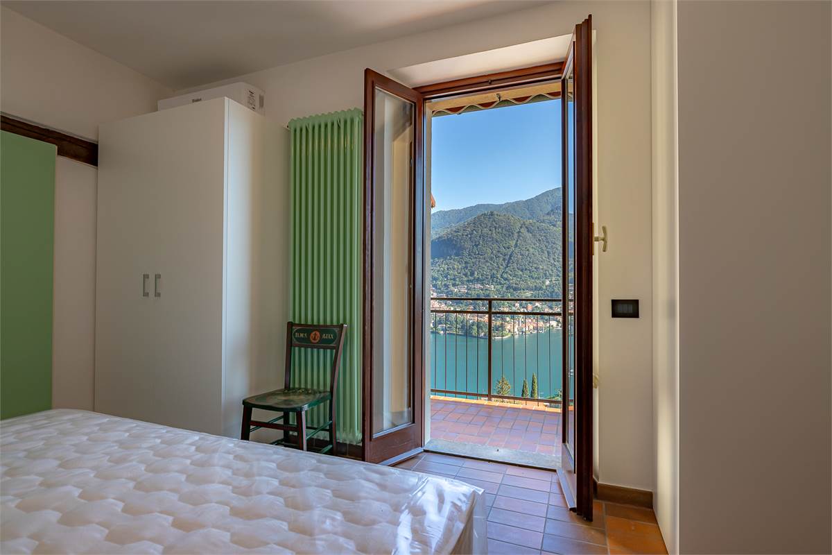 MOLTRASIO bilocale vista lago con terrazzo e box