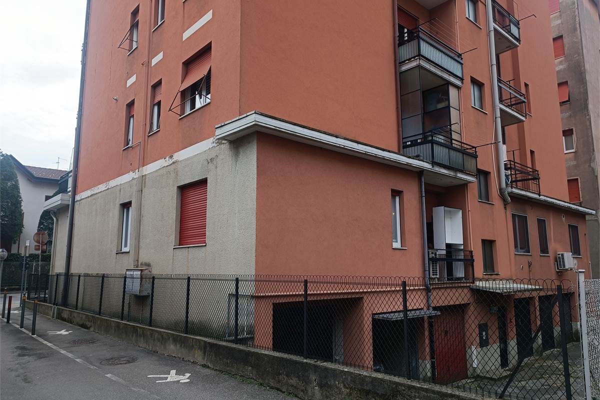 CERNOBBIO negozio in posizione centrale 
