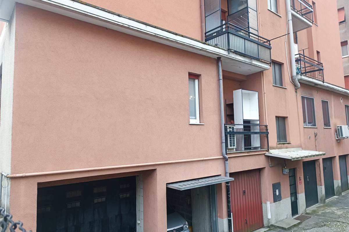 CERNOBBIO negozio in posizione centrale 