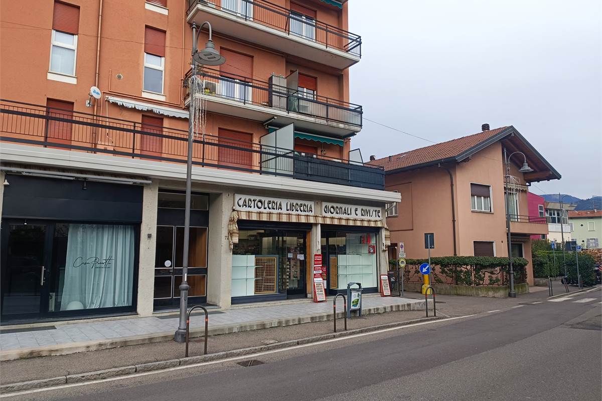 CERNOBBIO negozio in posizione centrale 