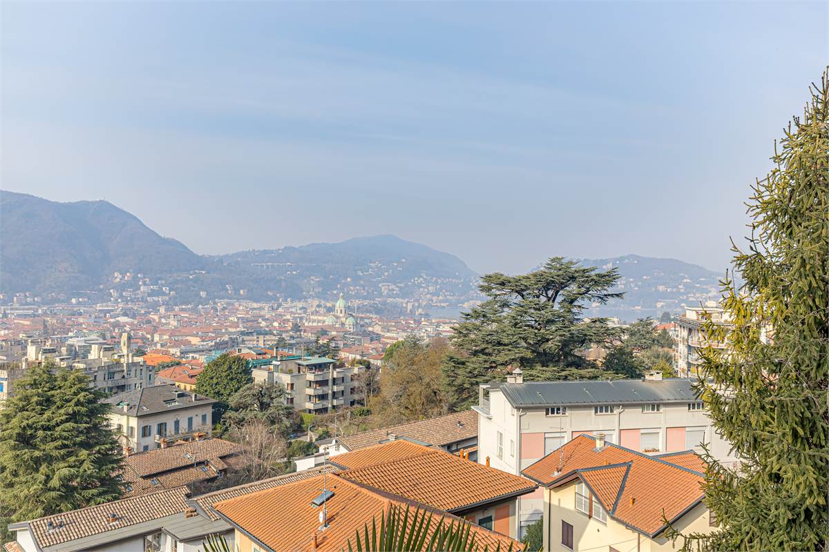 COMO trilocale vista città con box in vendita