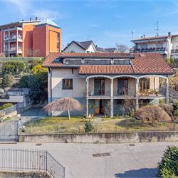 COMO BRECCIA ampia villa in vendita