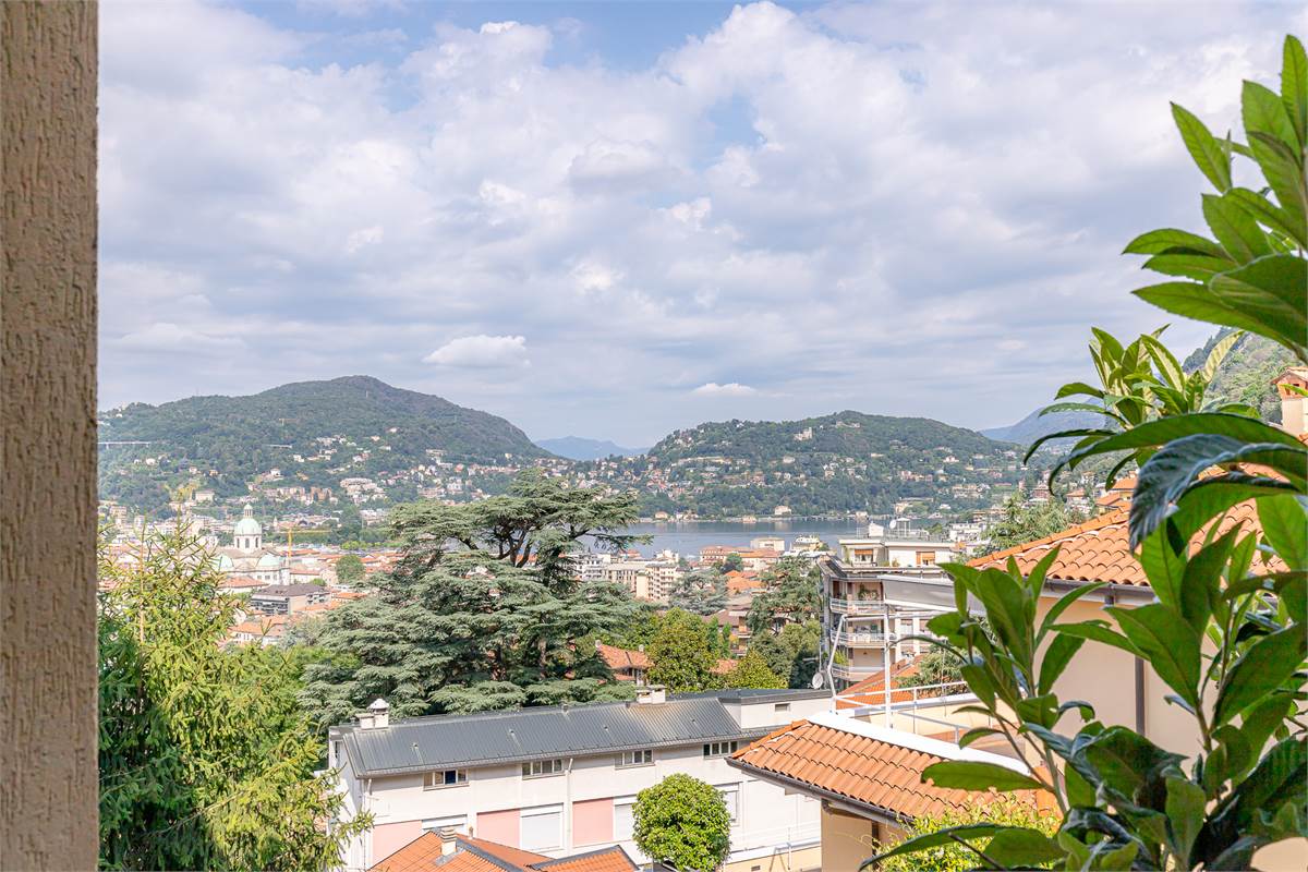 COMO trilocale vista città con box in vendita