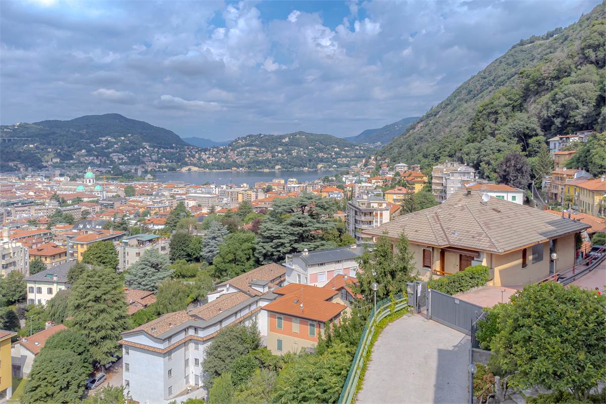 COMO trilocale vista città con box in vendita