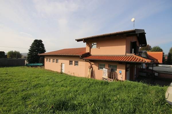 Capannone con uffici ad Olgiate Comasco