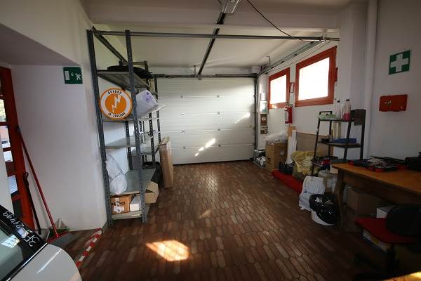 Capannone con uffici ad Olgiate Comasco