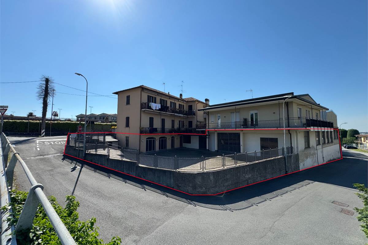 Albavilla Capannone con uffici
