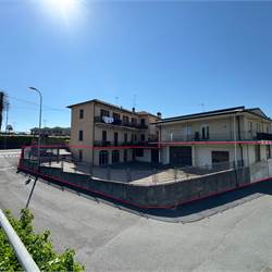 Albavilla Capannone con uffici