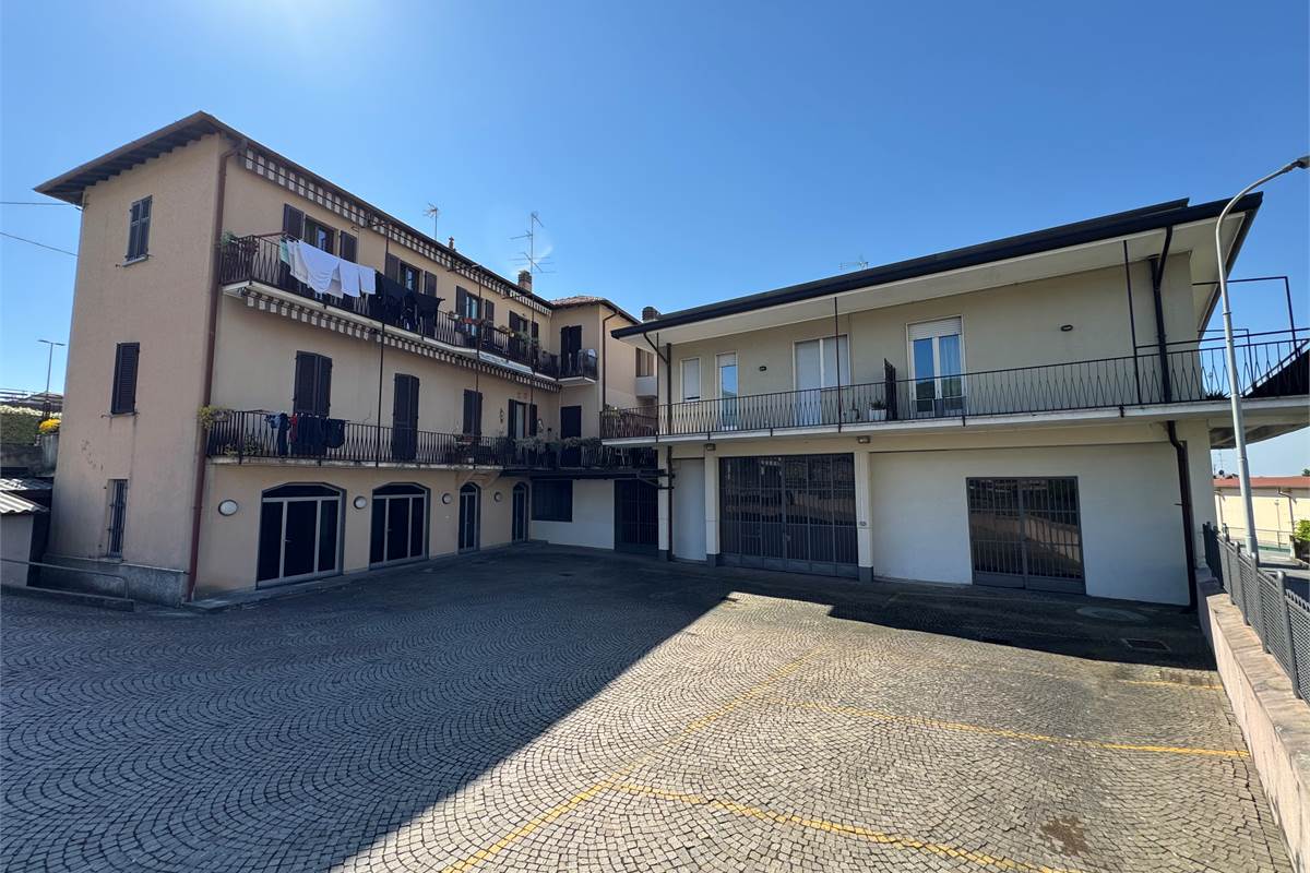 Albavilla Capannone con uffici