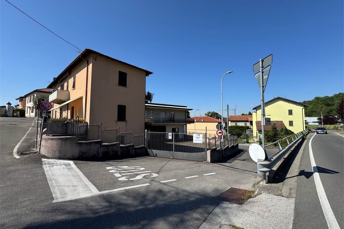 Albavilla Capannone con uffici