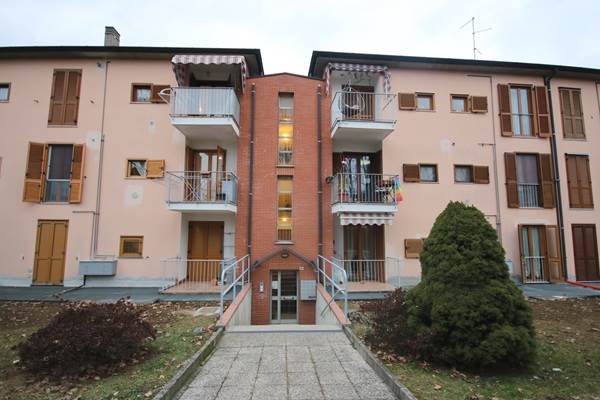 Trilocale ad Olgiate Comasco con balcone e autorimessa