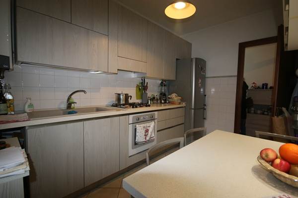 Trilocale ad Olgiate Comasco con balcone e autorimessa