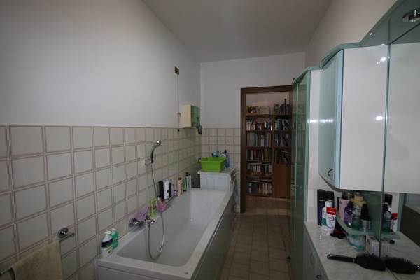 Trilocale ad Olgiate Comasco con balcone e autorimessa