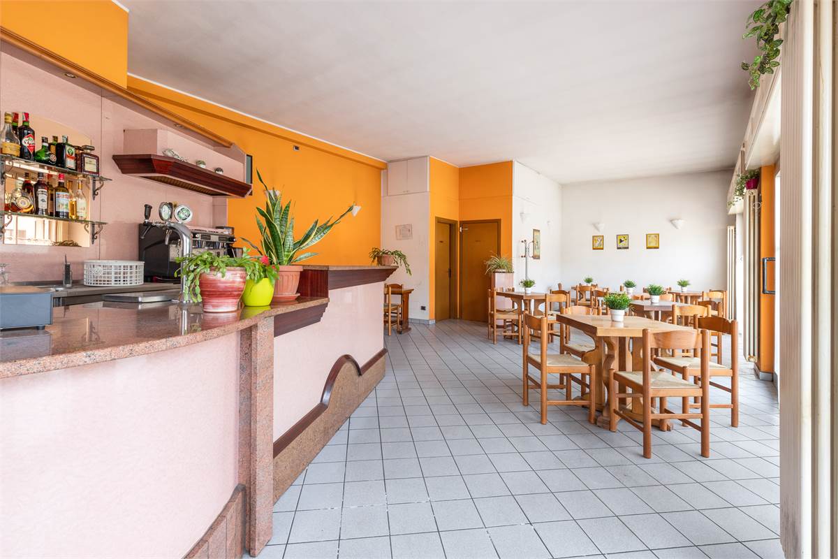 NEGOZIO/BAR/RISTORANTE A CREMNAGO DI INVERIGO