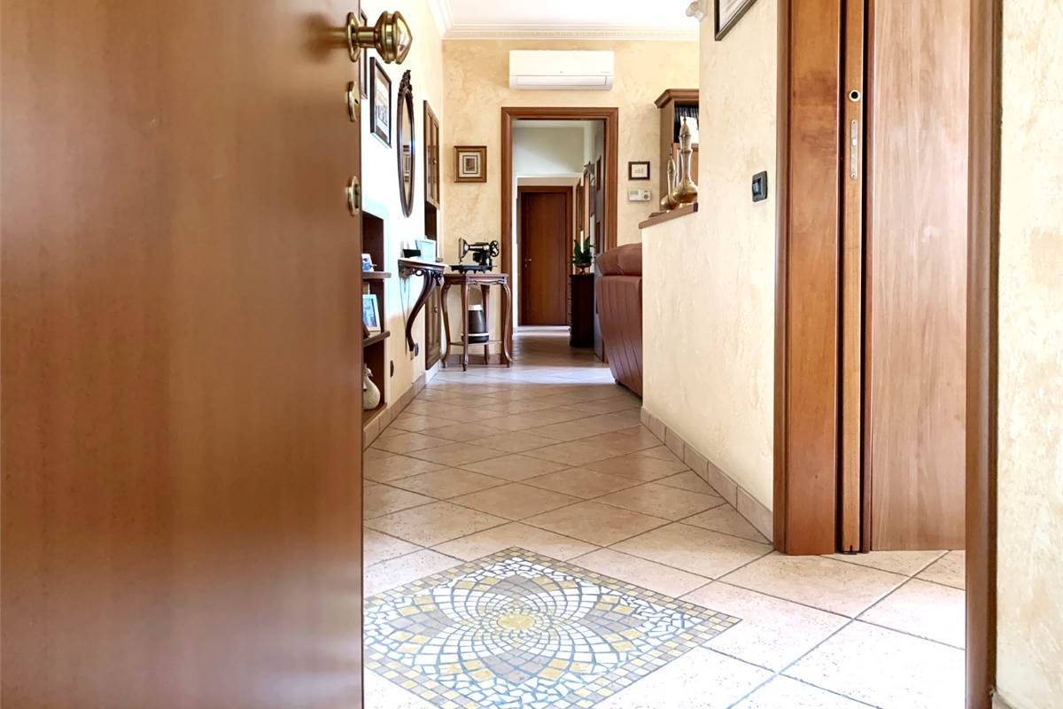 TRILOCALE IN CORTE