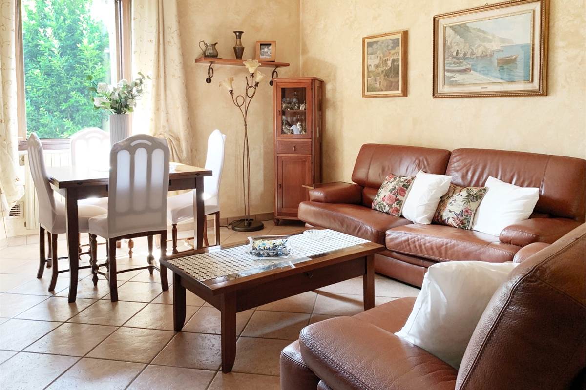 TRILOCALE IN CORTE