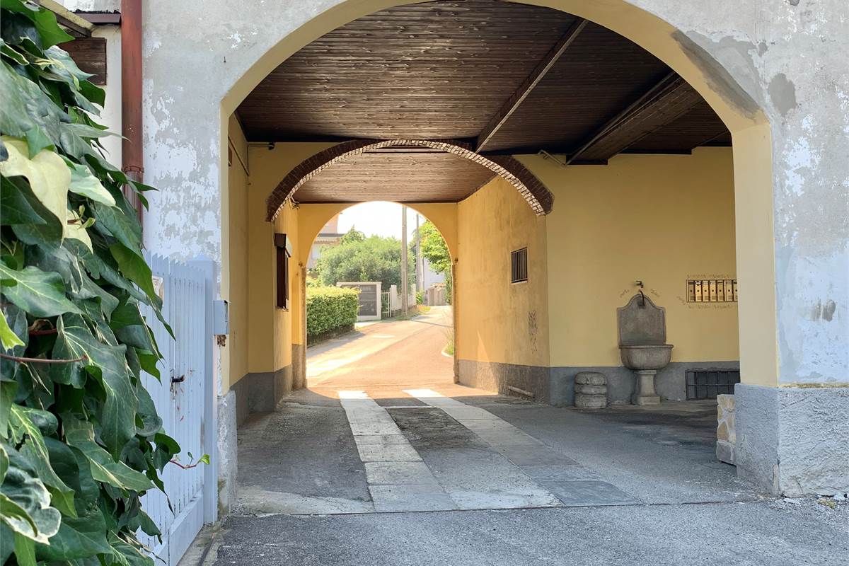 TRILOCALE IN CORTE