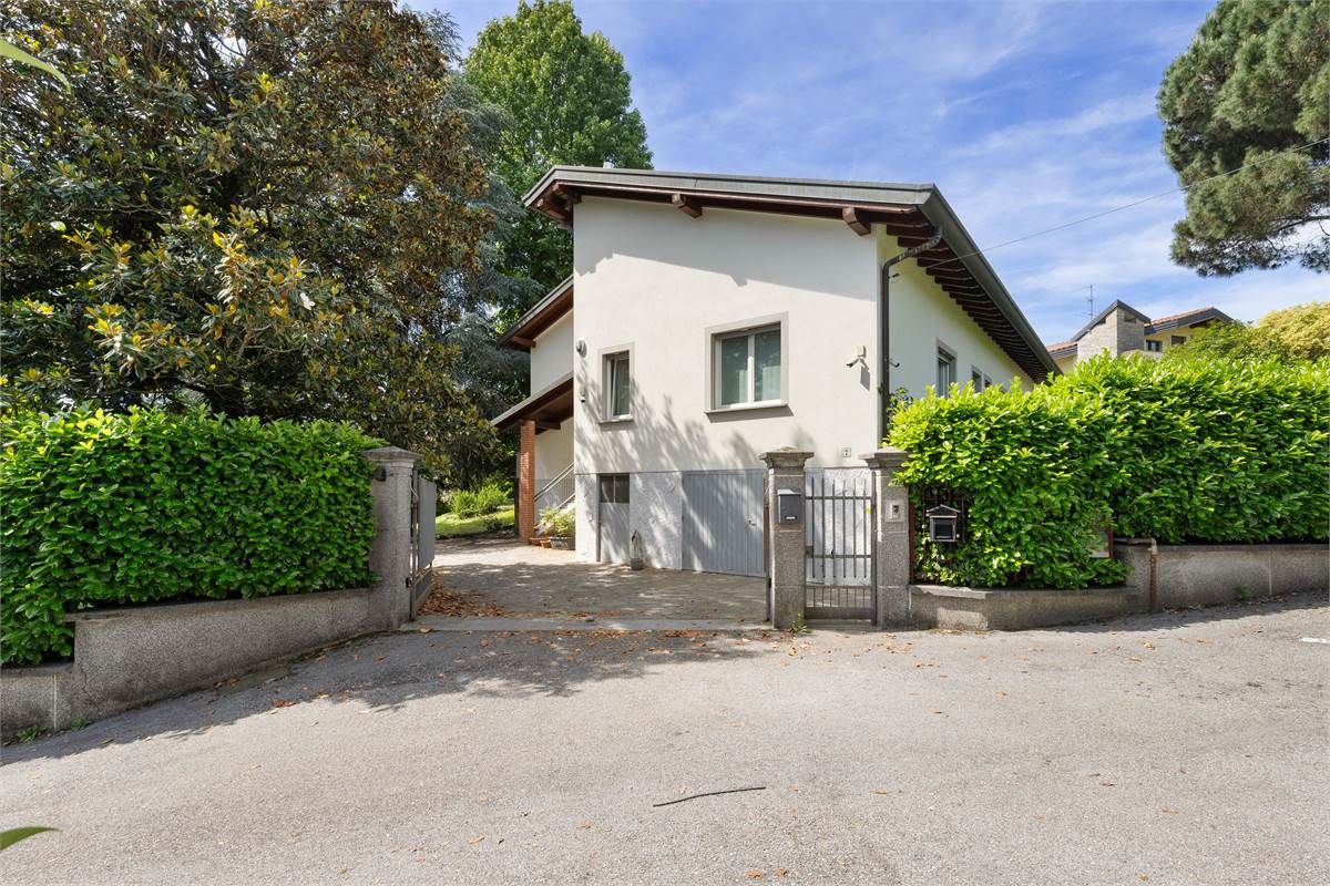 VILLA CON PISCINA - LURAGO D'ERBA