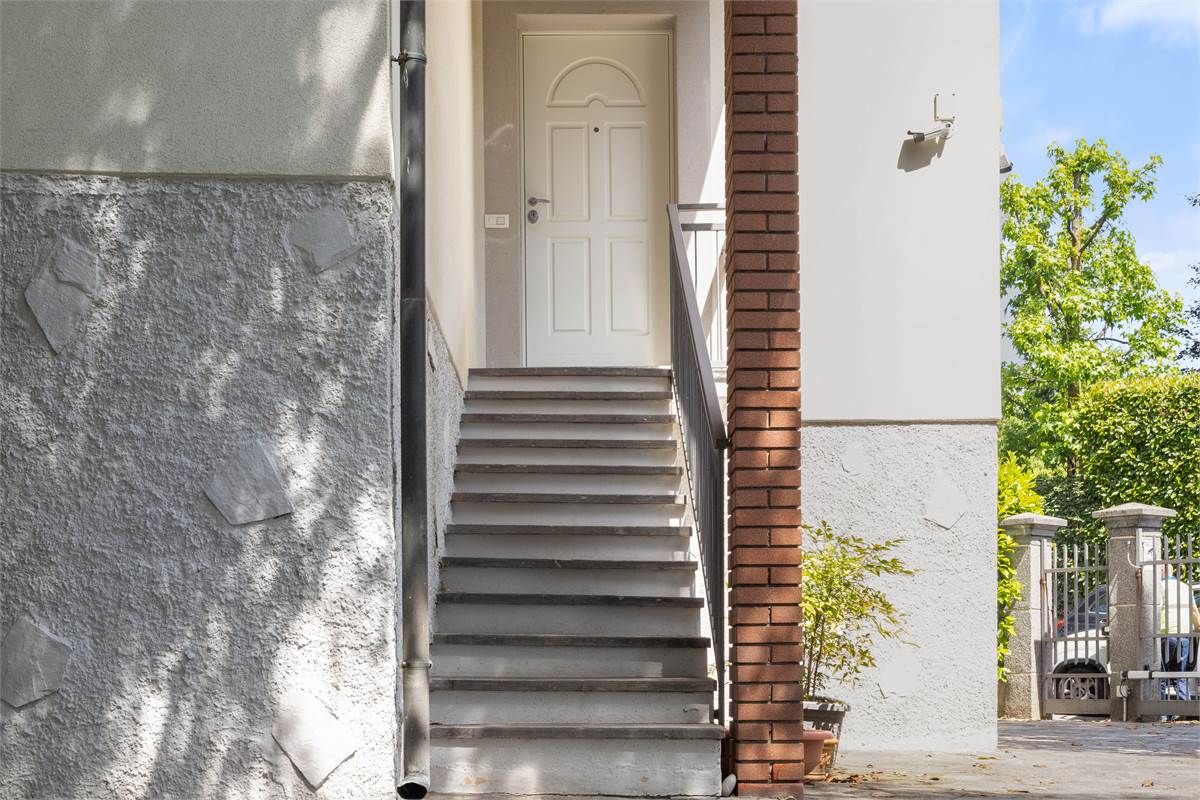 VILLA CON PISCINA - LURAGO D'ERBA