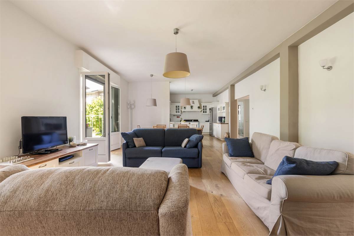 VILLA CON PISCINA - LURAGO D'ERBA