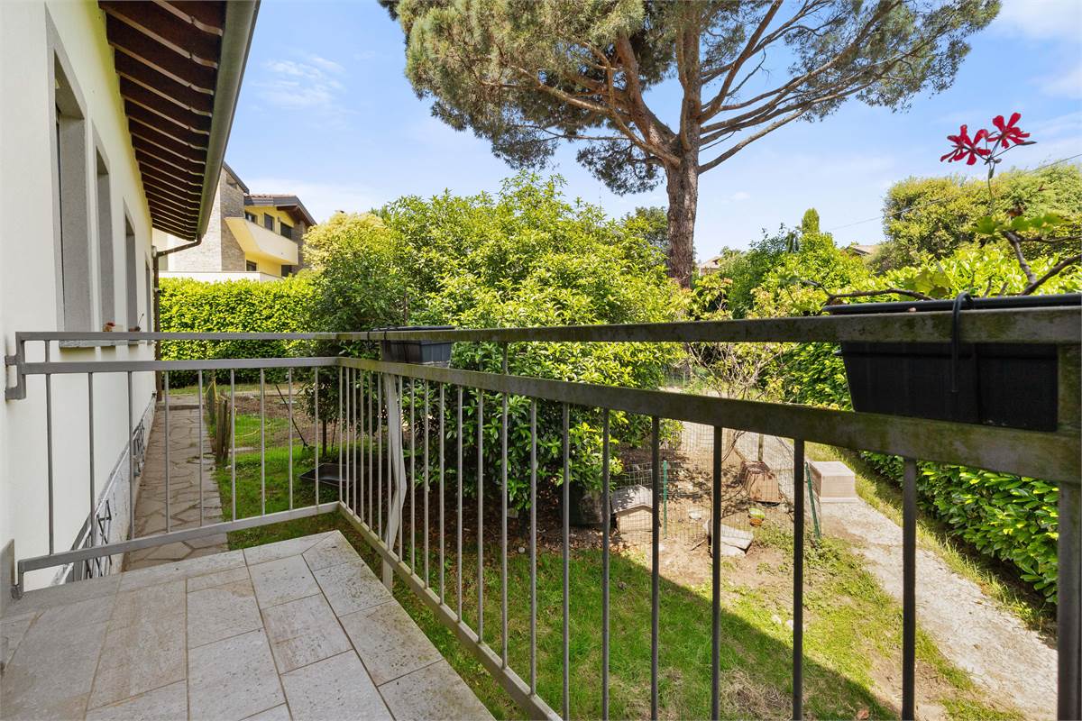 VILLA CON PISCINA - LURAGO D'ERBA