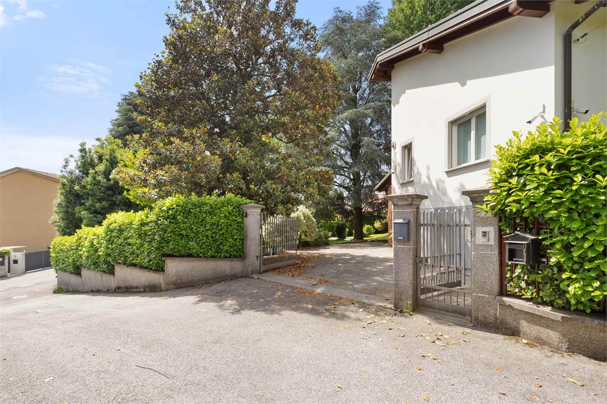 VILLA CON PISCINA - LURAGO D'ERBA